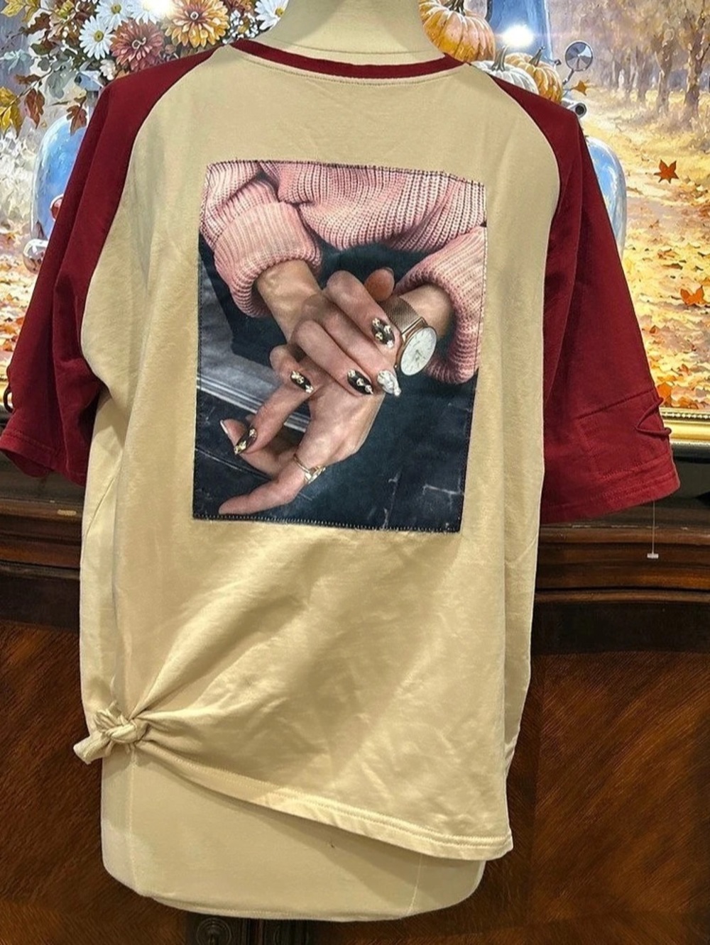 VENCHY KIM V114 Graphic Raglan Tee in Cream & Red Size Medium